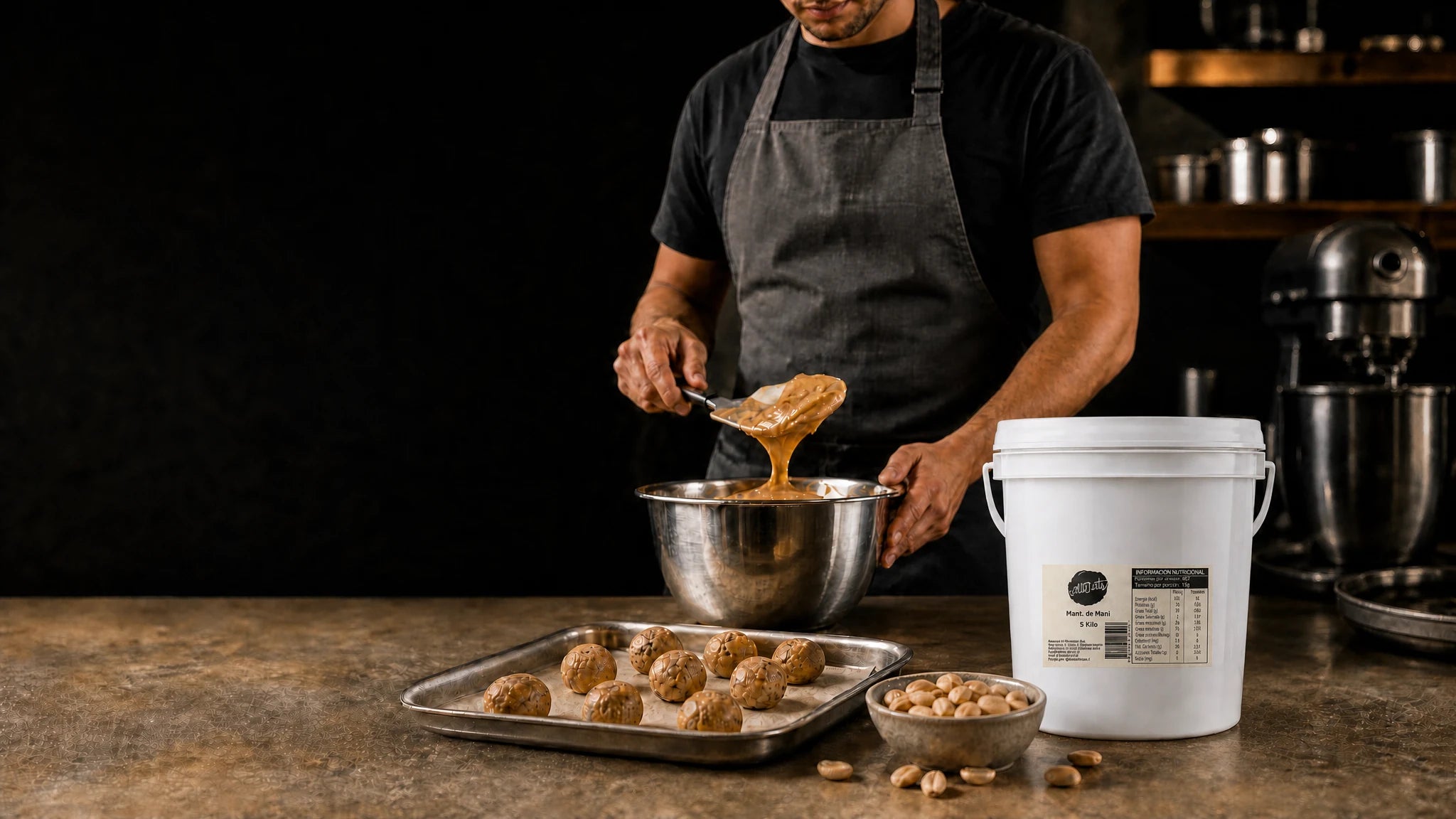Formato de 5 kg de mantequilla de maní All Nuts en una cocina profesional